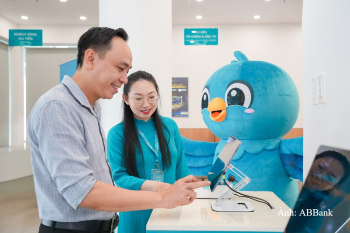 Khách hàng có thể tự thực hiện các giao dịch đơn giản trên CRM.