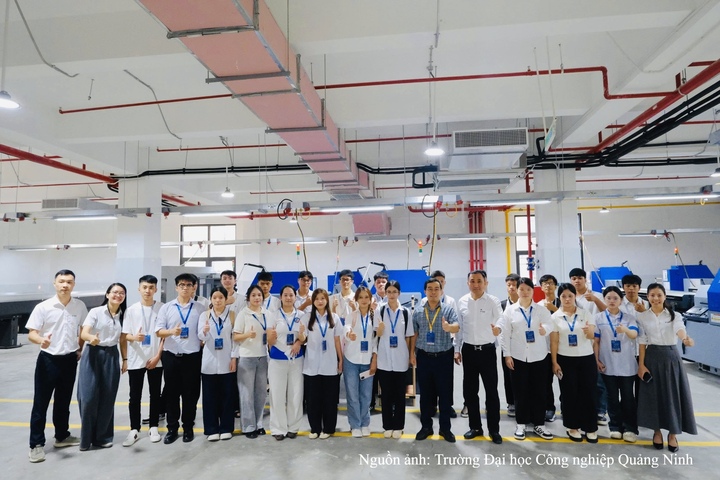 Sinh viên Trường Đại học Công nghiệp Quảng Ninh trải nghiệm thực tế tại doanh nghiệp.