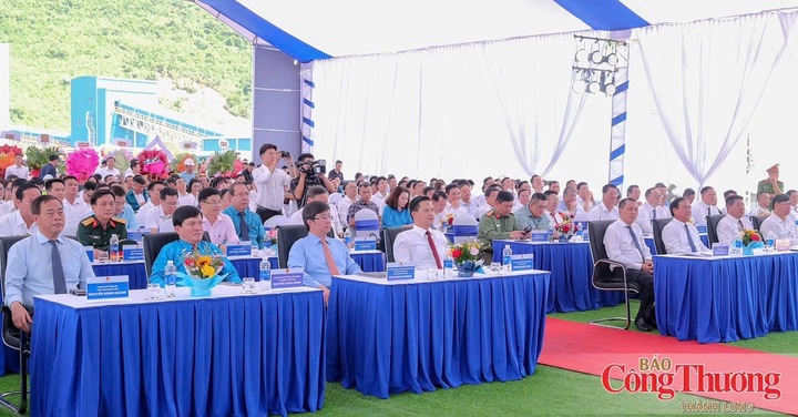 Các đại biểu tham dự buổi lễ