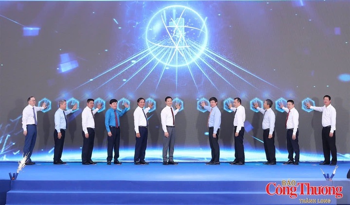 Các đại biểu làm nghi thức bấm nút khởi công dự án Nhà máy Nhiệt điện LNG Quảng Trạch II.