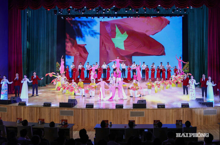 Tiết mục nghệ thuật đặc biệt “Lời Người vang mãi” tại sự kiện. Ảnh: Lê Dũng
