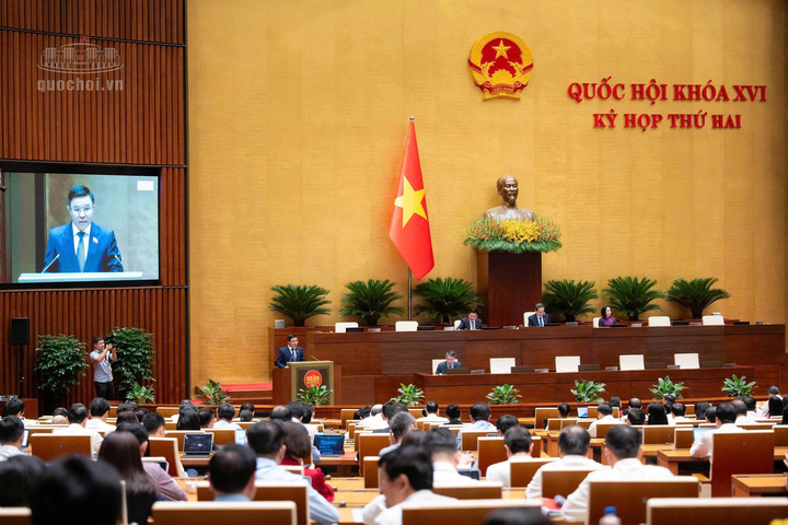 Bộ trưởng Bộ Công Thương Lê Mạnh Hùng, thừa ủy quyền của Thủ tướng Chính phủ trình bày tờ trình về dự án Luật sửa đổi, bổ sung một số điều của Luật Điện lực.