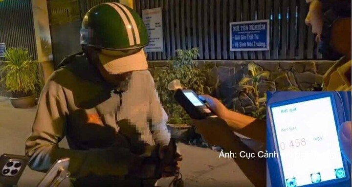 Lực lượng Cảnh sát giao thông kiểm tra nồng độ cồn đối với người điều khiển xe máy.