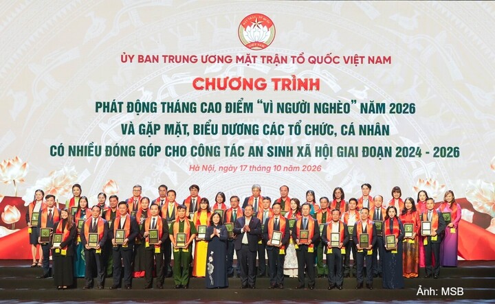 Đại diện lãnh đạo Ủy ban Trung ương Mặt trận Tổ quốc Việt Nam và Chính phủ vinh danh 23 tập thể tổ chức tín dụng thuộc ngành ngân hàng và các đại biểu tại chương trình.