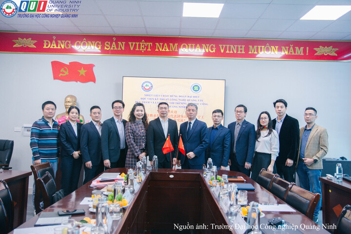 Lãnh đạo Trường Đại học Công nghiệp Quảng Ninh ký kết hợp tác với cơ sở giáo dục và doanh nghiệp quốc tế.