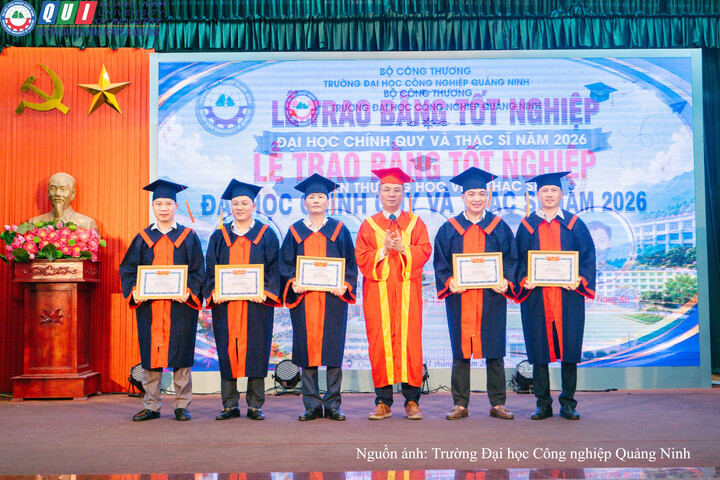 Tiến sĩ Hoàng Hùng Thắng, Bí thư Đảng ủy, Hiệu trưởng Trường Đại học Công nghiệp Quảng Ninh trao bằng tốt nghiệp đại học chính quy và thạc sĩ năm 2026.