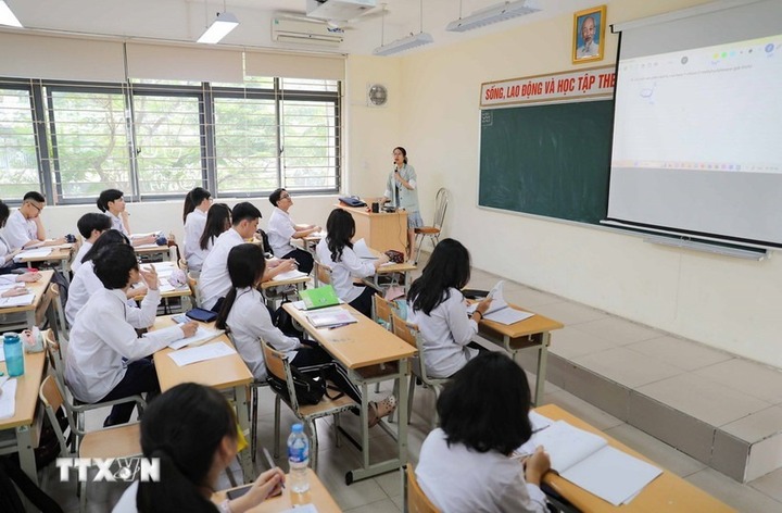 Phó Chủ tịch UBND thành phố Hà Nội Vũ Thu Hà ký ban hành Quyết định số 147/2026/QĐ-UBND ngày 19/10/2026, quy định các khoản thu, mức thu và cơ chế quản lý thu, chi dịch vụ tại cơ sở giáo dục công lập chất lượng cao từ năm học 2026 - 2027. Ảnh minh hoạ.