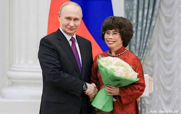 Tổng thống Nga Vladimir Putin trao Huân chương Hữu nghị cho bà Thái Hương tại Điện Kremlin.