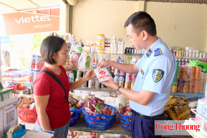 Đội quản lý thị trường số 3 hướng dẫn chủ hộ kinh doanh nhận biết hàng giả, hàng không rõ nguồn gốc.