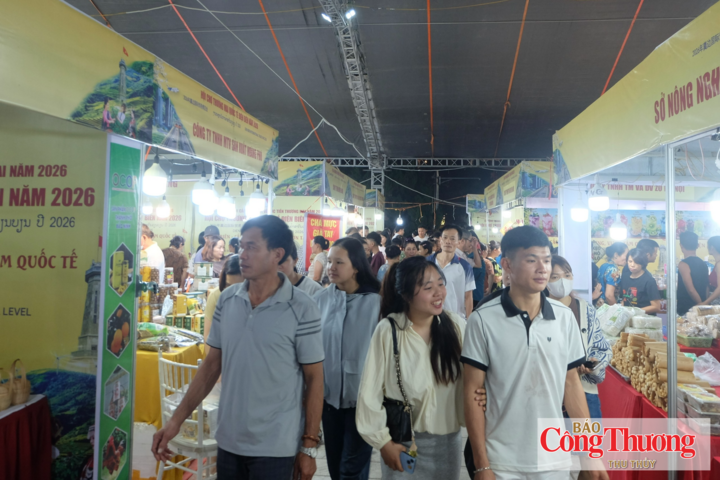 Hội chợ thương mại quốc tế Điện Biên 2026 thu hút đông đảo du khách.