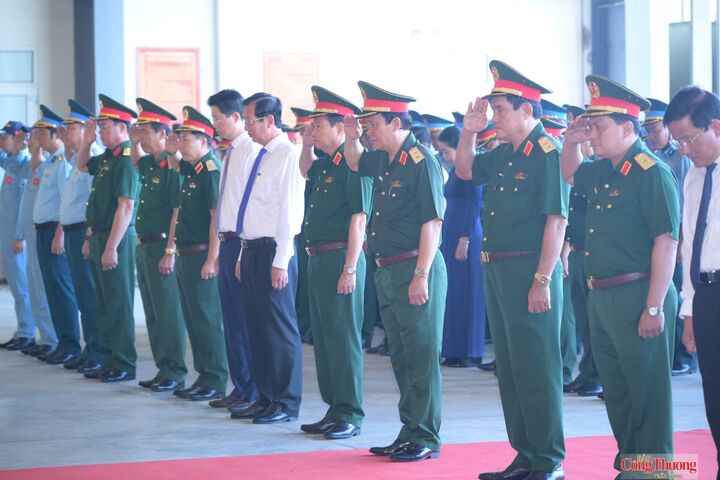 Các đại biểu dành phút mặc niệm tưởng nhớ những người con ưu tú của dân tộc đã anh dũng hy sinh.