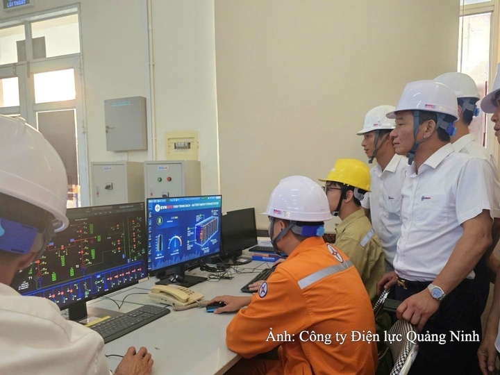 Lãnh đạo Công ty Điện lực Quảng Ninh trực tiếp giám sát các công tác chuẩn bị đóng điện dự án.