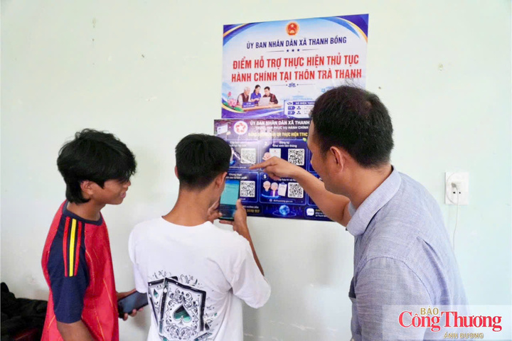 Cầm tay chỉ việc để người dân quen với các thao tác trên thiết bị điện thoại thông minh