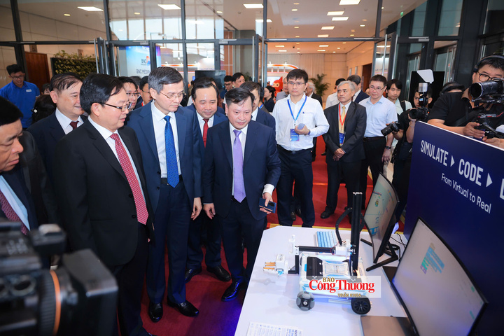 Phó Thủ tướng Chính phủ Hồ Quốc Dũng, Bộ trưởng Bộ Khoa học và Công nghệ Vũ Hải Quân cùng các đại biểu tham quan sản phẩm công nghệ tại Ngày hội Đổi mới sáng tạo quốc gia 2026.