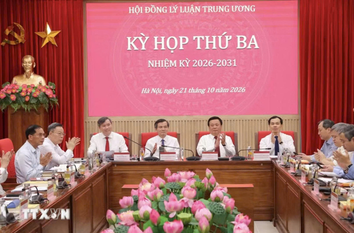 Các đại biểu chủ trì kỳ họp. (Ảnh: Văn Điệp/TTXVN)