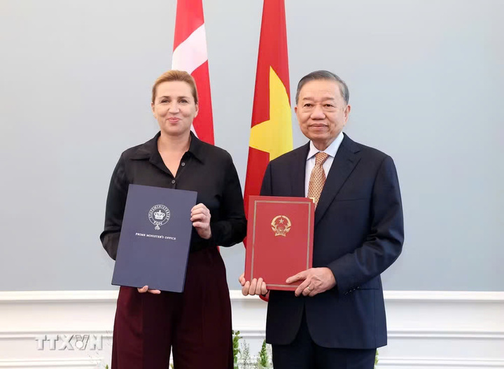 Tổng Bí thư, Chủ tịch nước Tô Lâm và Thủ tướng Đan Mạch Mette Frederiksen trao Tuyên bố chung về việc thiết lập quan hệ Đối tác Chiến lược Toàn diện Việt Nam-Đan Mạch. (Ảnh: Thống Nhất/TTXVN)