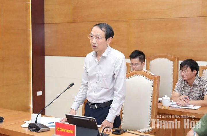 Ông Lê Tiến Dũng, Phó Giám đốc Sở Công Thương Thanh Hóa báo cáo các nội dung liên quan tại hội nghị.