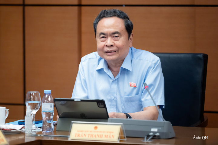 Chủ tịch Quốc hội Trần Thanh Mẫn thảo luận tại Tổ.