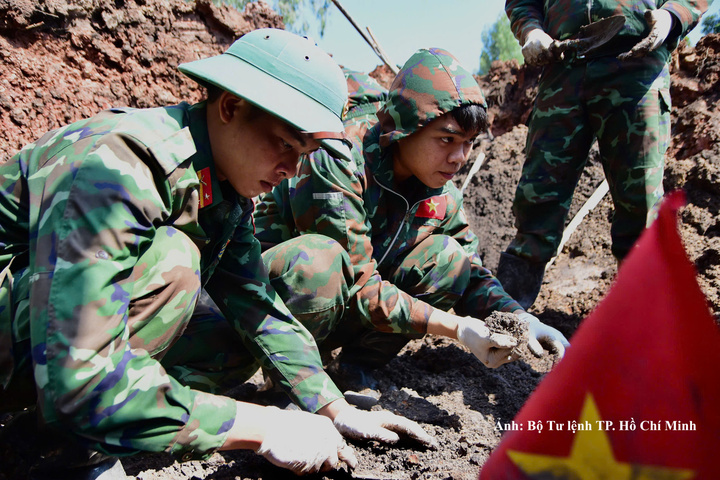 Các chiến sĩ thuộc Đội Quy tập hài cốt liệt sĩ, Bộ Tư lệnh TP. Hồ Chí Minh thực hiện công tác tìm kiếm, quy tập tại Công viên Lê Thị Riêng trong ngày 21/10.
