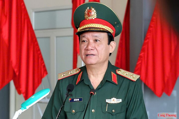 Trung tướng Hồ Văn Thái, Bí thư Đảng ủy, Chính ủy Quân khu 9, phát biểu tri ân tại buổi lễ.