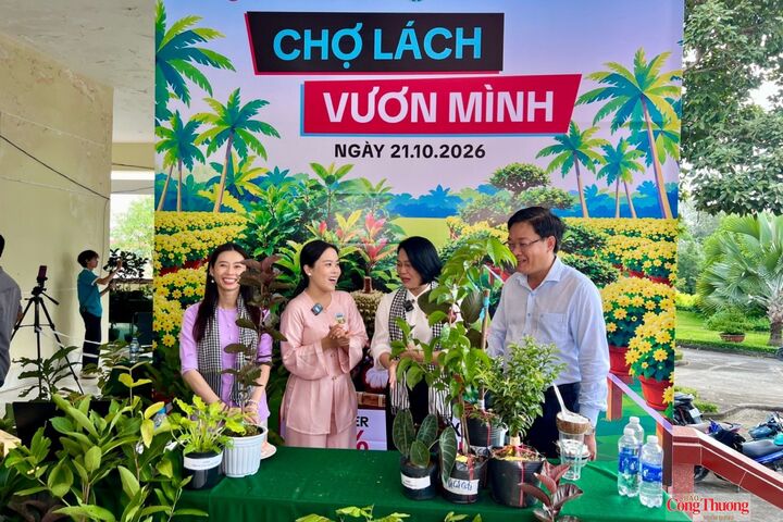 Phiên live “Cộng đồng Chợ Lách vươn mình” với sự tham gia của ông Phạm Phước Trãi, Phó Giám đốc Sở Công Thương tỉnh Vĩnh Long, các nữ chủ thể OCOP, hộ kinh doanh, nhà bán hàng và nhà sáng tạo nội dung.