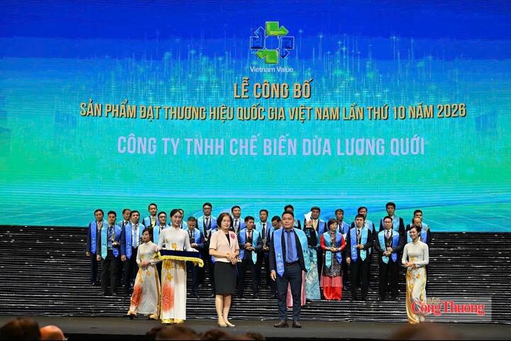 Ông Hồ Thanh Phong - Giám đốc Kinh doanh quốc tế, đại diện Công ty nhận chứng nhận tại Lễ công bố sản phẩm đạt Thương hiệu Quốc gia Việt Nam lần thứ 10.