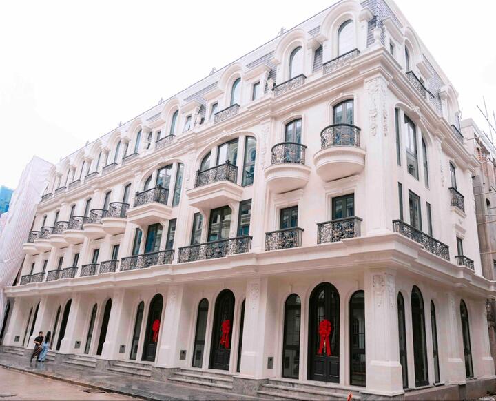 Noble Palace Tay Thang Long WorldHotels Residences đã bàn giao những căn nhà phố đầu tiên đến khách hàng, tiếp tục đẩy nhanh tiến độ bàn giao kèm sổ đỏ lâu dài Ảnh: Nguồn Sunshine Group