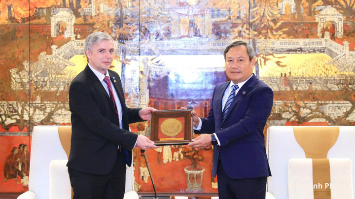 Chủ tịch UBND thành phố Hà Nội Vũ Đại Thắng tặng quà lưu niệm cho Đại biện lâm thời Argentina.