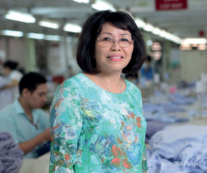Bà Nguyễn Thị Điền - Tổng Giám đốc Công ty May Thêu Giày An Phước tại xưởng may.