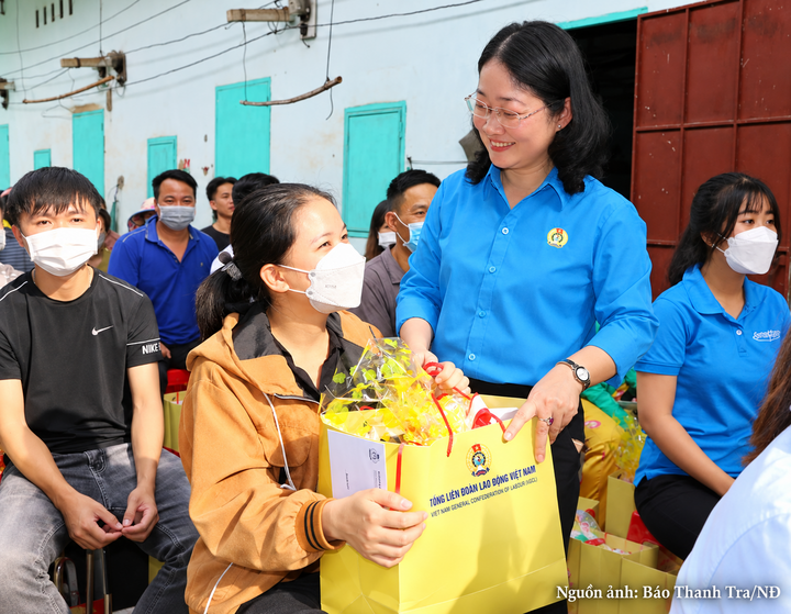 Hoạt động trao quà, hỗ trợ công nhân khó khăn của tổ chức Công đoàn. Dịp Tết Đinh Mùi 2027, Liên đoàn Lao động TP. Hồ Chí Minh dự kiến chăm lo cho khoảng 370.000 đoàn viên, người lao động có hoàn cảnh khó khăn