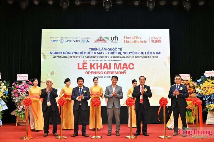 Cắt băng khai mạc HanoiTex & HanoiFabric 2026.