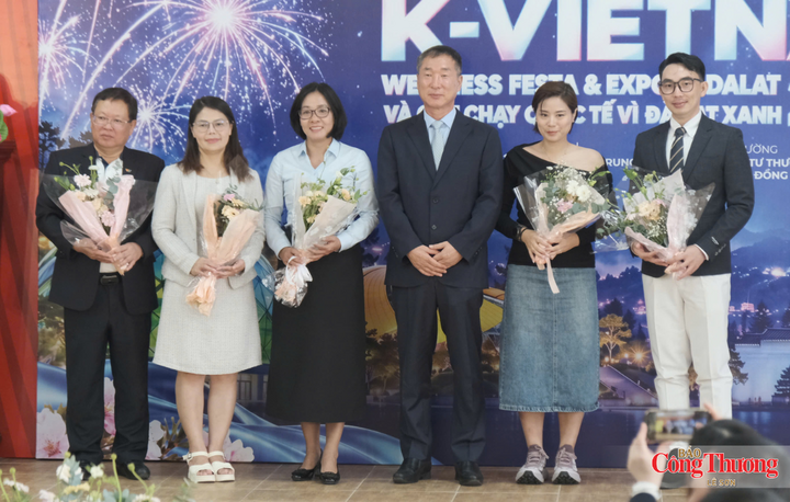 Đại điện Ban tổ chức “K-Vietnam Wellness Festa & Expo in DaLat 2026” tặng hoa cho các đơn vị phối hợp thực hiện chương trình.