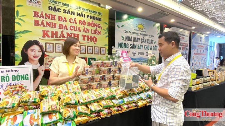 Du khách tham quan mua sắm tại các gian hàng.