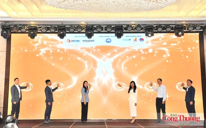 Các đại biểu nhấn nút phát động Chương trình "Doanh nhân trẻ vươn ra thị trường quốc tế qua thương mại điện tử" tại TP. Hải Phòng.