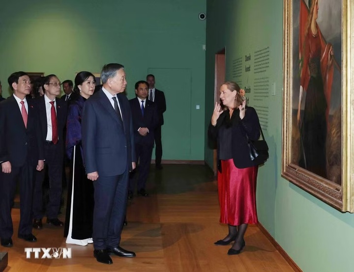 Tổng Bí thư, Chủ tịch nước Tô Lâm và Phu nhân Ngô Phương Ly tham quan Bảo tàng Glyptotek tại trung tâm thủ đô Copenhagen (Đan Mạch). (Ảnh: Thống Nhất/TTXVN)