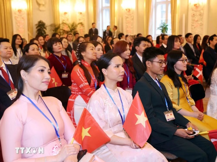 Cán bộ, nhân viên Đại sứ quán Việt Nam tại Đan Mạch và cộng đồng người Việt Nam tại Đan Mạch, Iceland và Nam Thuỵ Điển dự buổi gặp. (Ảnh: Thống Nhất/TTXVN)
