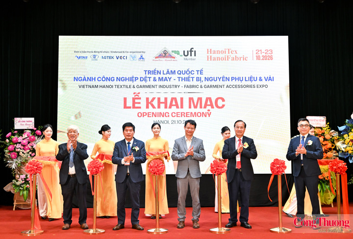 Ngày 21/10, Triển lãm quốc tế ngành công nghiệp dệt và may - thiết bị, nguyên phụ liệu và vải 2026 (HanoiTex - HanoiFabric 2026) khai mạc tại Trung tâm Triển lãm quốc tế I.C.E Hà Nội, số 91 Trần Hưng Đạo, phường Cửa Nam, Hà Nội.