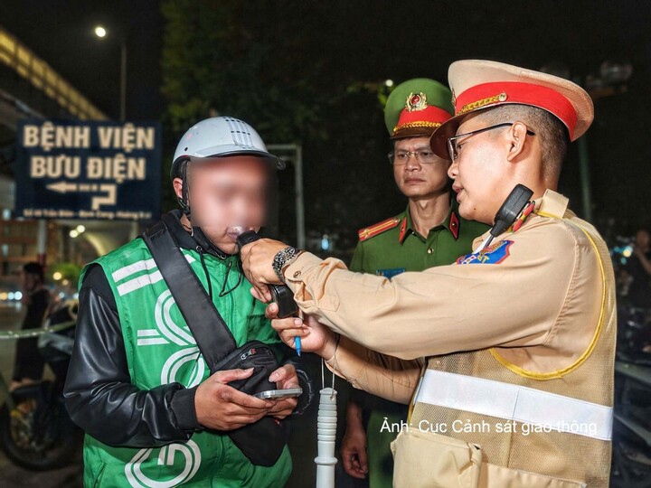 Lực lượng Cảnh sát giao thông kiểm tra nồng độ cồn đối với người điều khiển xe máy.