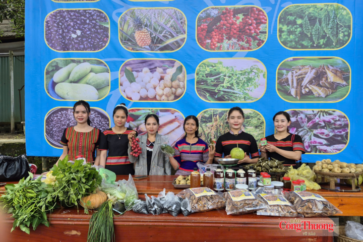 Nhiều chị phụ nữ vùng đồng bào dân tộc thiểu số đã mạnh dạn "bước ra" khỏi giới hạn thông làng, trở thành "cầu nối" tiêu thụ nông sản miền núi