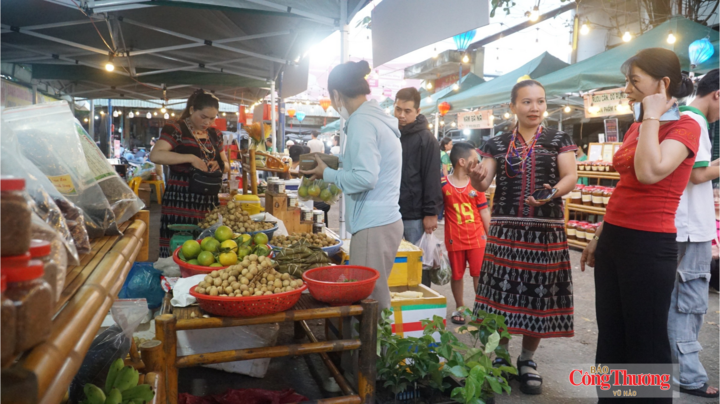 Các chị phụ nữ dân tộc Cơ Tu quảng bá, giới thiệu sản phẩm xã Đông Giang tại phiên chợ Hòa Vang tháng 10/2026