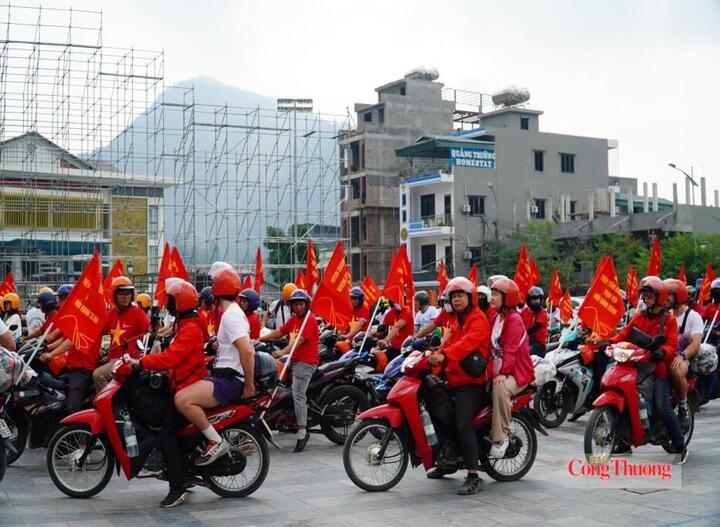 Các đoàn xe bắt đầu xuất phát hành trình từ  trung tâm xã Đồng Văn, qua đèo Mã Pì Lèng đến Làng văn hóa du lịch Pả Vi Hạ, xã Mèo Vạc. Ảnh: Minh Đức