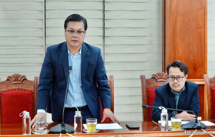 Thầy Đỗ Bách Khoa, Hiệu trưởng Trường THPT Chi Lăng báo cáo về công tác chuẩn bị giải thi đấu.