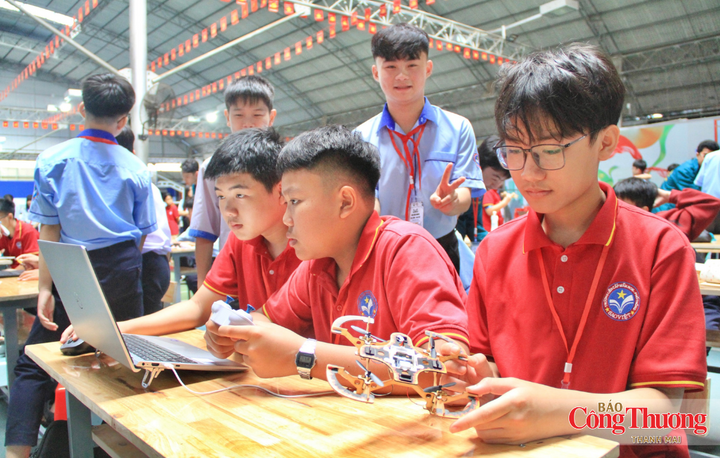 Tại Gia Lai, những sân chơi công nghệ trong trường học đang góp phần nuôi dưỡng niềm đam mê nghiên cứu khoa học, tạo nền tảng để học sinh từng bước tiếp cận và làm chủ công nghệ.