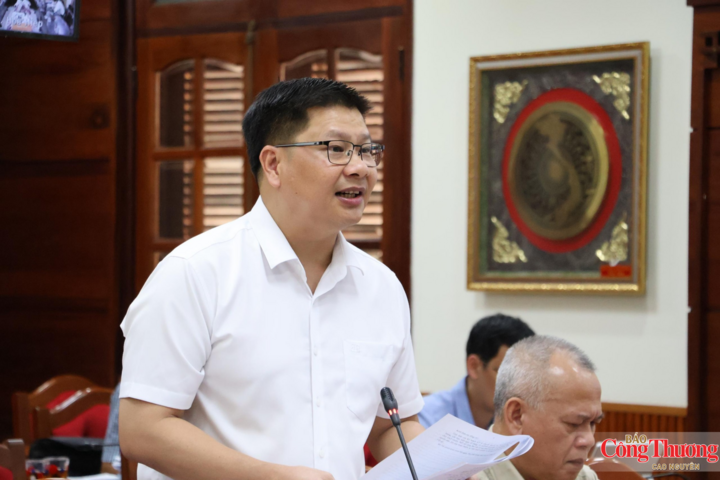 Ông Cao Đình Huy báo cáo tại hội nghị.