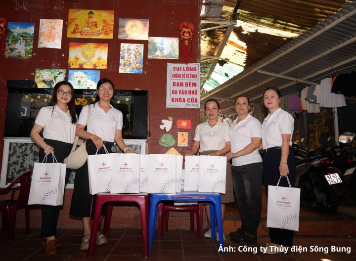 Đại diện Ban Nữ công Công ty Thủy điện Sông Bung thăm hỏi, trao quà động viên các gia đình có hoàn cảnh khó khăn tại xóm trọ của bệnh nhân chạy thận nhân tạo ở TP. Đà Nẵng.