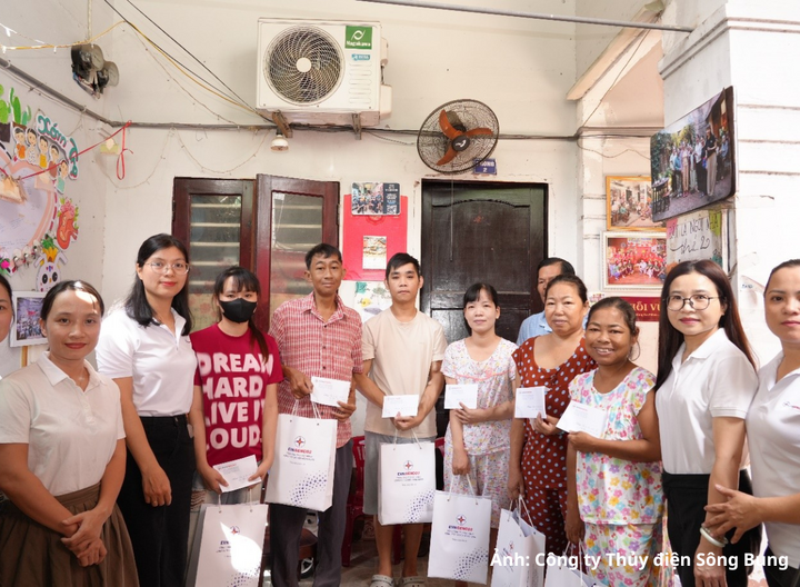 Những phần quà ý nghĩa được trao tận tay các gia đình, thể hiện tinh thần tương thân tương ái của nữ cán bộ, công nhân viên công ty.