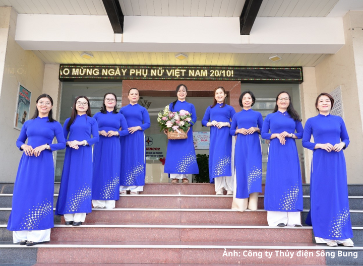 Nữ cán bộ, công nhân viên Công ty Thủy điện Sông Bung duyên dáng trong tà áo dài truyền thống, hưởng ứng các hoạt động chào mừng Ngày Phụ nữ Việt Nam 20/10.