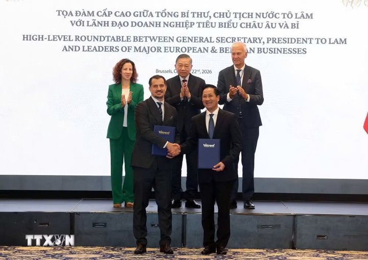 Tổng Bí thư, Chủ tịch nước Tô Lâm chứng kiến trao thỏa thuận hợp tác giữa các doanh nghiệp. (Ảnh: Thống Nhất/TTXVN)