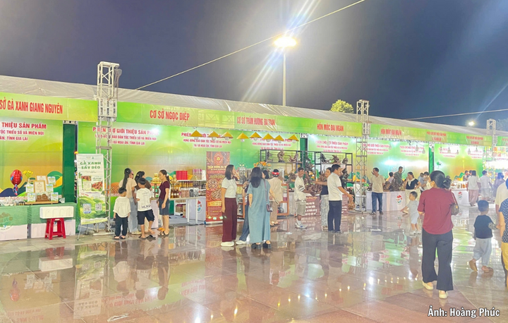Không chỉ là nơi trưng bày, mua bán hàng hóa, phiên chợ còn tạo điều kiện để người dân tiếp cận các sản phẩm đặc trưng của địa phương, tìm kiếm cơ hội hợp tác, mở rộng thị trường tiêu thụ.