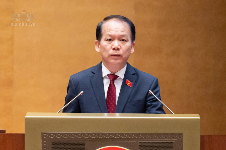 Bộ trưởng Bộ Tư pháp Hoàng Thanh Tùng, thừa ủy quyền của Thủ tướng Chính phủ, trình bày Tờ trình Dự án Luật Nhà ở (sửa đổi).